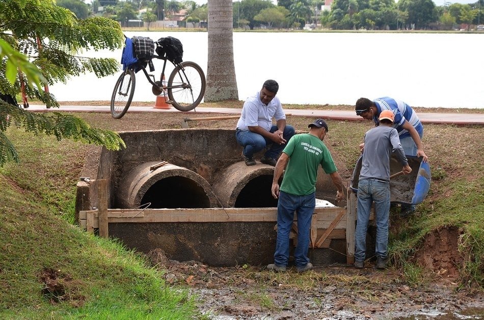 Após reparos na fonte luminosa, parede de contenção de água é reconstruída na Lagoa Maior