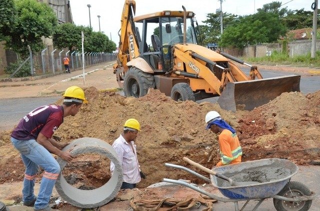 Rede de esgoto começa a ser construída em rua do Santa Terezinha