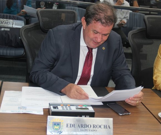 Deputado Eduardo Rocha solicita instrumentos musicais para escola de Três Lagoas