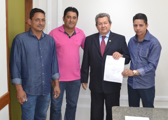 Deputado recebe pedido de materiais esportivos para escolas de Selvíria
