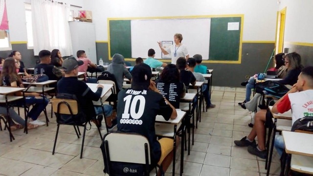 Palestra sobre gravidez na adolescência é ministrada para alunos