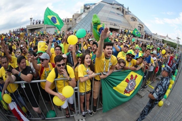 Torcida brasileira faz festa para a Seleção em Kazan