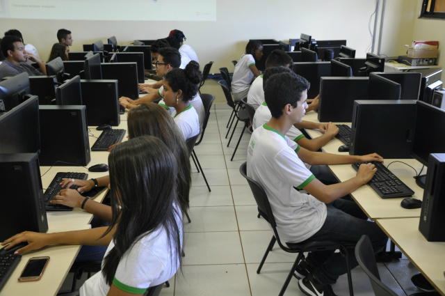 Inscrições para cursos de Operador de Computador e Vendedor vão até 6 de abril