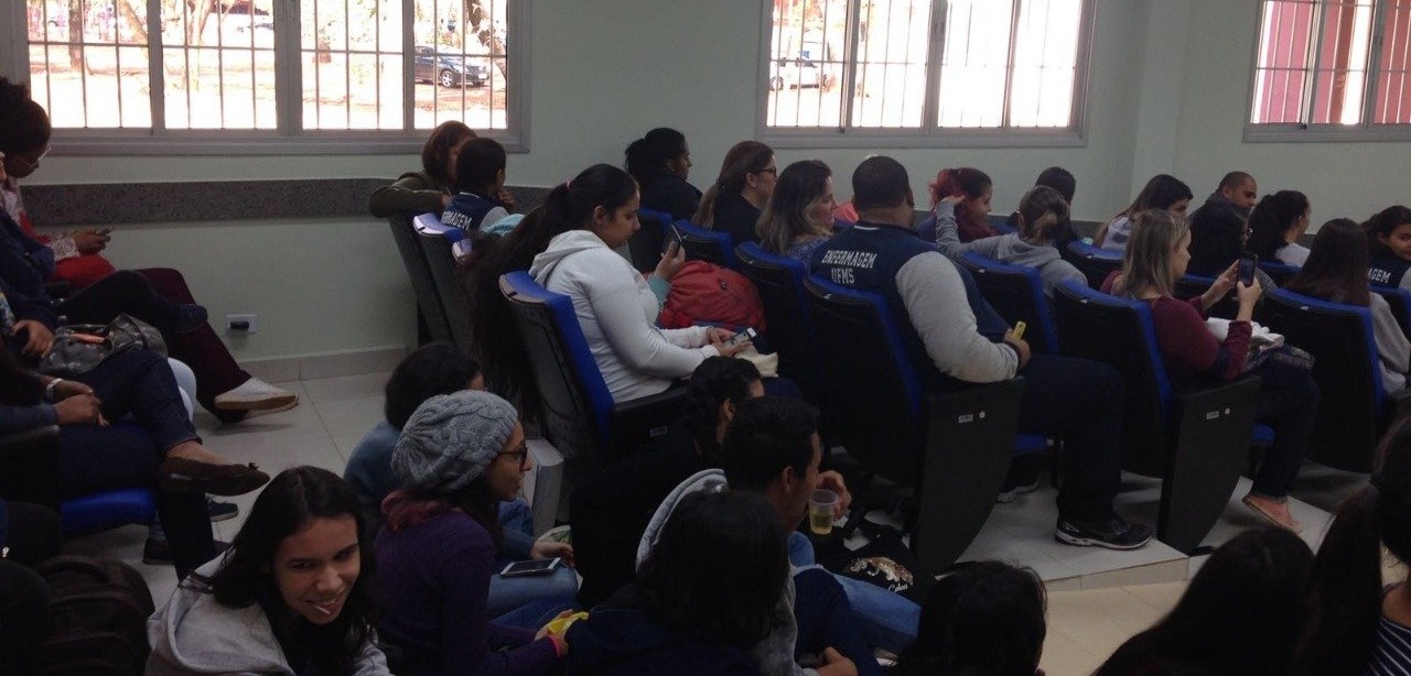 Alunos do curso de Enfermagem da UFMS reclamam da falta de professores