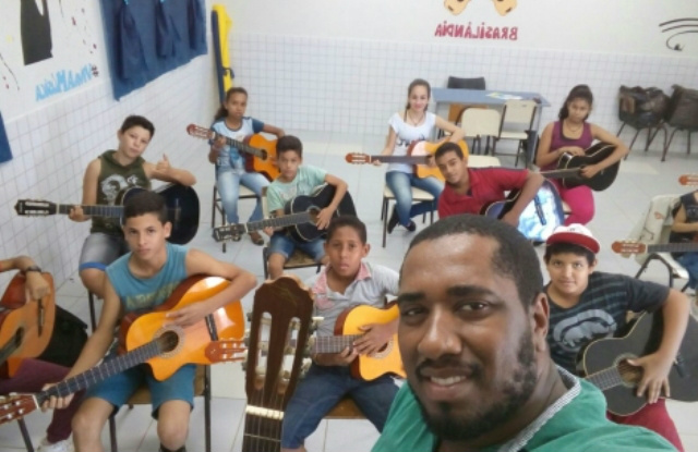 Alunos do Projeto Canta Brasilândia retornam às aulas de violão