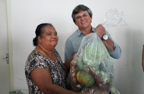 Prefeito Dr. Antonio entrega Kit Hortifruti para famílias carentes 