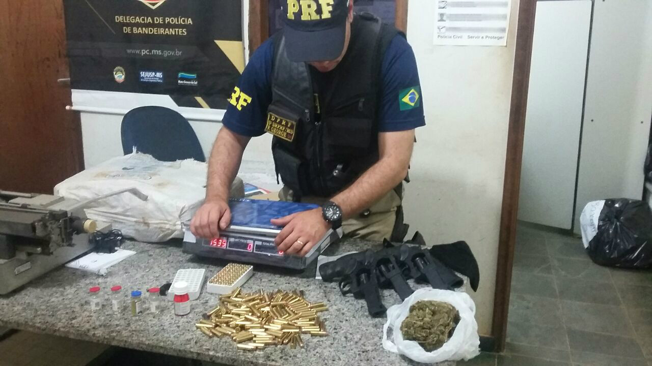 PRF apreende maconha, armas, munições, anabolizantes e cédulas falsas em veículo