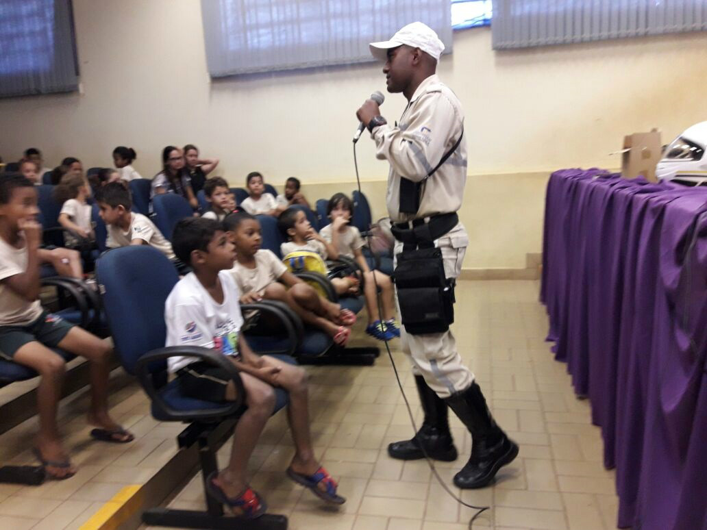 Departamento de Trânsito palestra para crianças no Crase