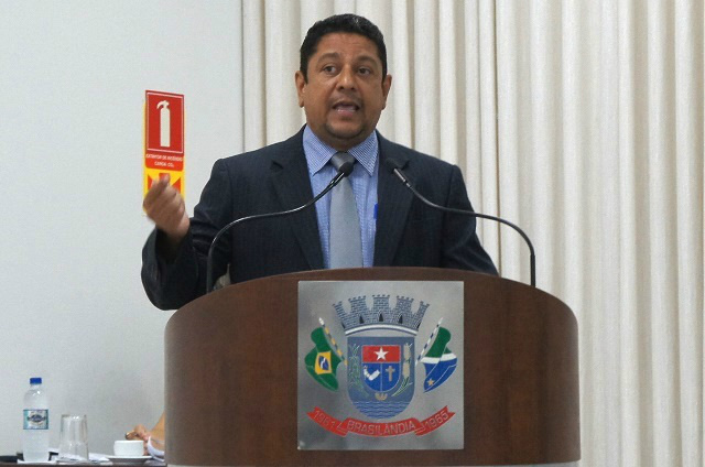 Moradores podem perder suas casas por acreditarem em discursos de prefeito e deputado, diz Câra Moradores podem perder suas casas por acreditarem em discursos de prefeito e deputado, diz Câra