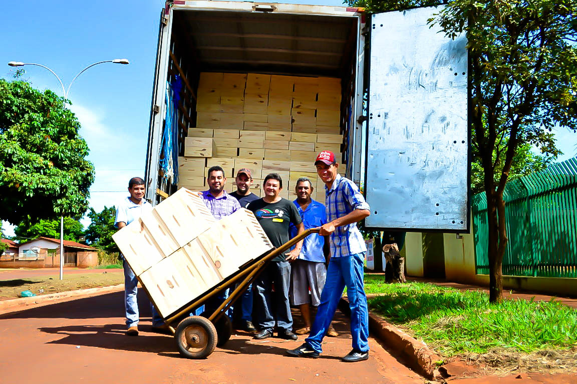 Empresa Fíbria doa 450 kits apiários para apicultores do município de Selvíria Empresa Fíbria doa 450 kits apiários para apicultores do município de Selvíria