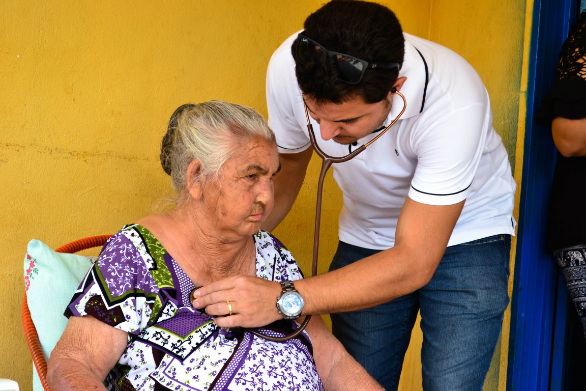 Médico da rede pública faz atendimento domiciliar no município Médico da rede pública faz atendimento domiciliar no município