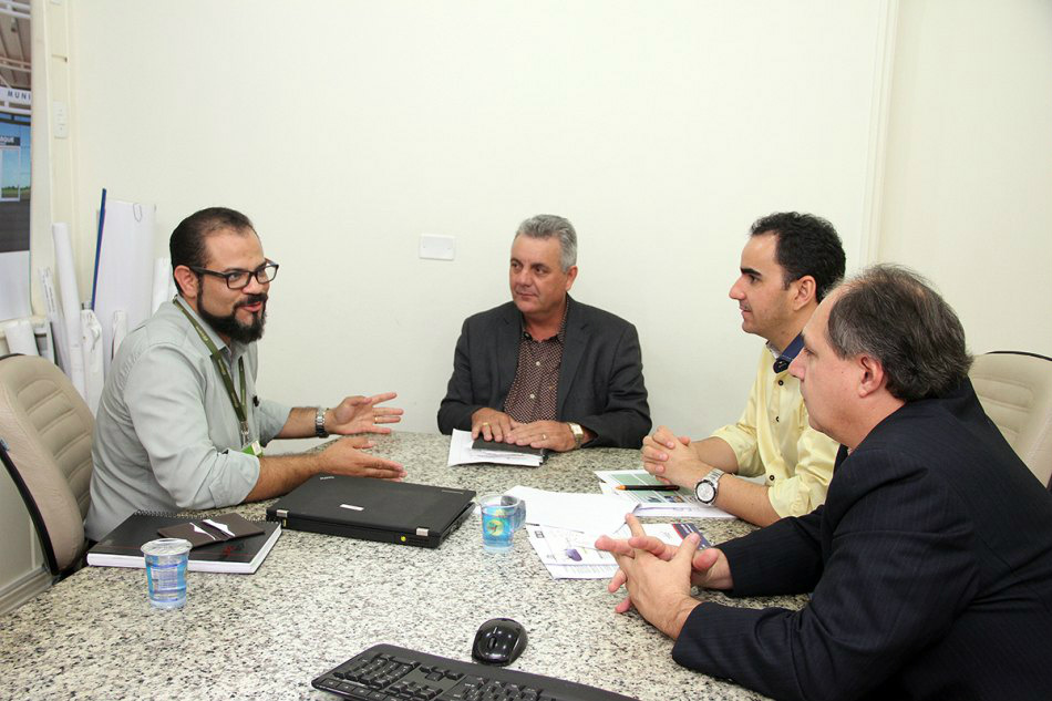 Prefeitura e Elektro firmam compromisso para melhorar a iluminação pública de Três Lagoas Prefeitura e Elektro firmam compromisso para melhorar a iluminação pública de Três Lagoas