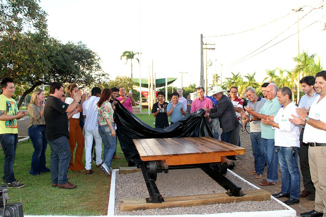Monumento em homenagem aos ferroviários é instalado na Praça Ramez Tebet