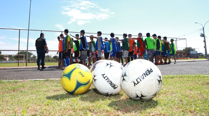 Projeto “Bom de Bola, Bom na Escola” completa 7 anos e já atendeu 2 mil jovens Projeto “Bom de Bola, Bom na Escola” completa 7 anos e já atendeu 2 mil jovens