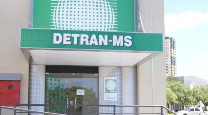 Detran notifica mais de dois mil proprietários de veículos apreendidos para leilão Detran notifica mais de dois mil proprietários de veículos apreendidos para leilão