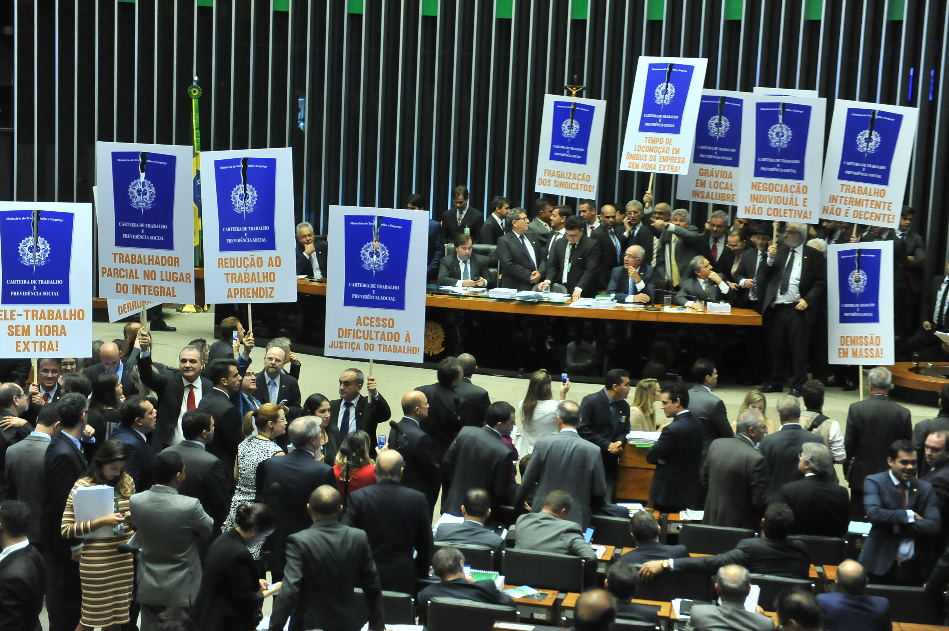 Sob protestos, Câmara dos Deputados aprova reforma trabalhista por 296 votos a 177 Sob protestos, Câmara dos Deputados aprova reforma trabalhista por 296 votos a 177