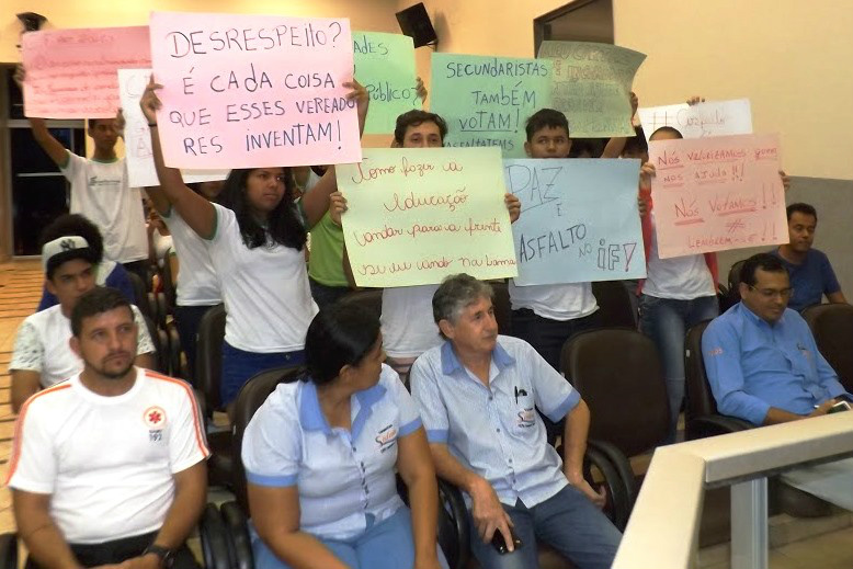 Manifestação de alunos e professores do IFMS ‘esquenta o clima’ entre vereadores Manifestação de alunos e professores do IFMS ‘esquenta o clima’ entre vereadores
