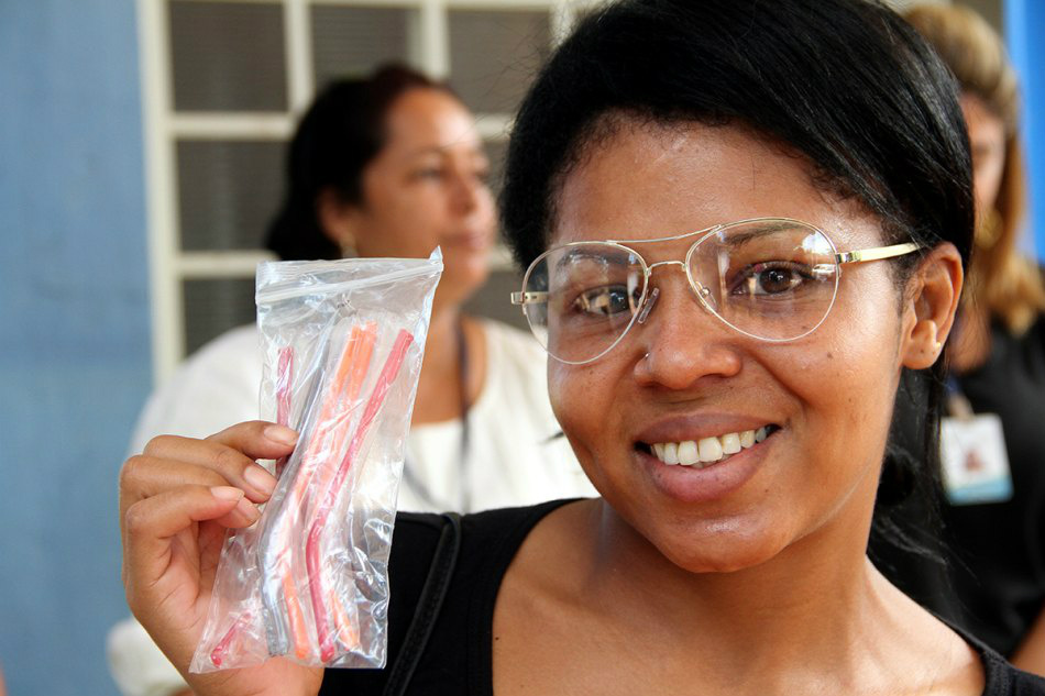 Prefeitura entrega 80 óculos e micro-ônibus aos beneficiários dos CRAS