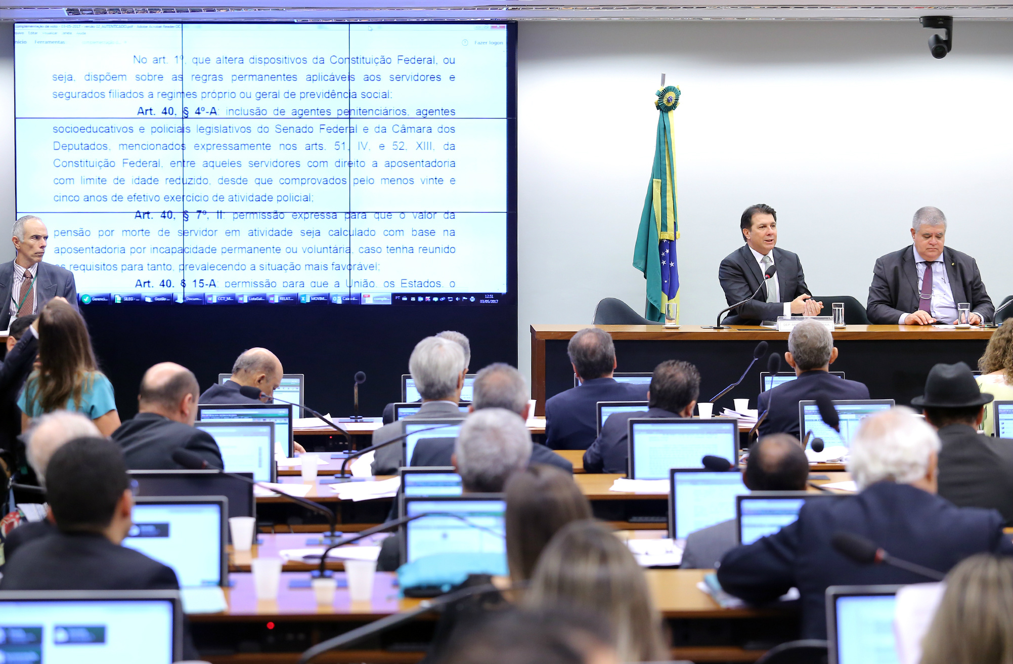 Comissão aprova texto-base da reforma da Previdência e agentes penitenciários invadem auditório para interromper os trabalhos Comissão aprova texto-base da reforma da Previdência e agentes penitenciários invadem auditório para interromper os trabalhos