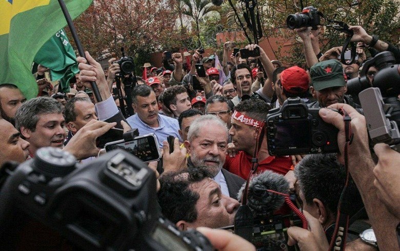 Lula chega à Justiça Federal para prestar depoimento com bandeira do Brasil Lula chega à Justiça Federal para prestar depoimento com bandeira do Brasil