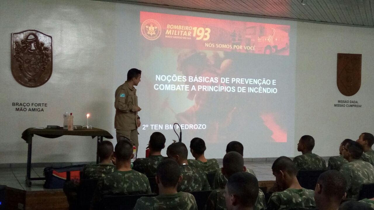 Bombeiro ministra instrução de combate a incêndio e salvamento aquático no Exército