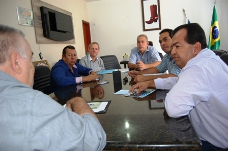 Prefeitos se reúnem para iniciar consórcio que garantirá para o fim dos lixões Prefeitos se reúnem para iniciar consórcio que garantirá para o fim dos lixões