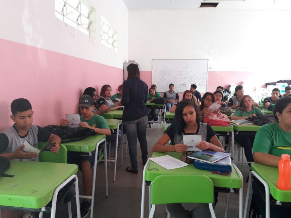 Semana de Enfrentamento ao Abuso e a Exploração Sexual começa com panfletagem nas escolas