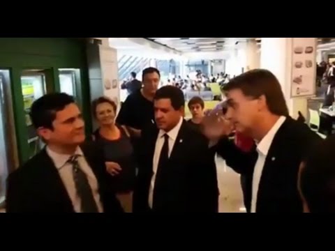 Bolsonaro bate continência para Moro e é desprezado