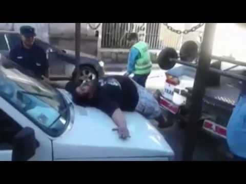 Para evitar ter seu carro rebocado, homem simula ataque nervoso e vira hit na web Para evitar ter seu carro rebocado, homem simula ataque nervoso e vira hit na web